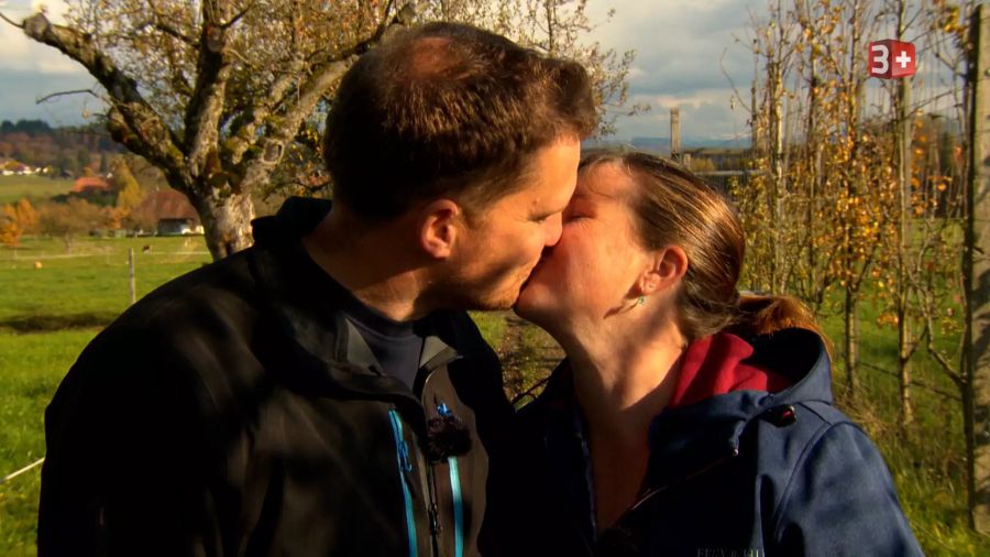 Stefan und Bea küssen sich.