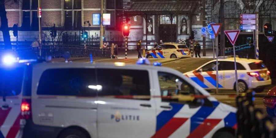 Polizeifahrzeuge im Zentrum von Amsterdam. Foto: Evert Elzinga/ANP/dpa