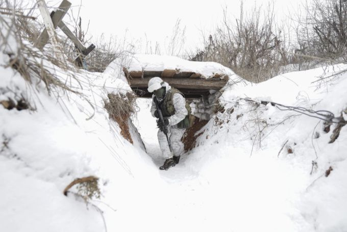 Ein ukrainischer Soldat überprüft die Lage in einem Schützengraben an der Frontlinie in einem Dorf in der Nähe von Donetsk (Ukraine), am 25. Januar 2022. Schützengraben Soldat Ukraine Donetsk