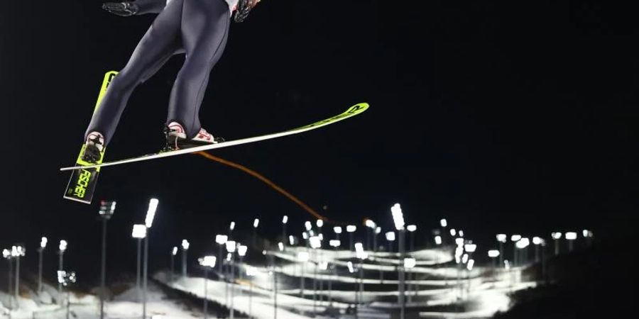 Im Skispringen gebe es strenge Regeln, weil grössere Anzüge Vorteile bringen. Foto: Daniel Karmann/dpa