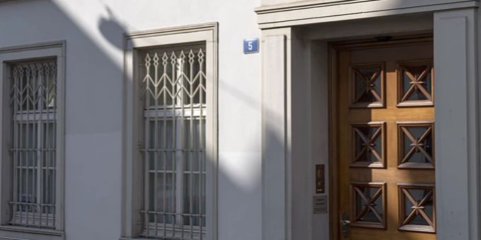 Der Eingang zum Zivilgericht in Basel. Bruno Manser Fonds Klage