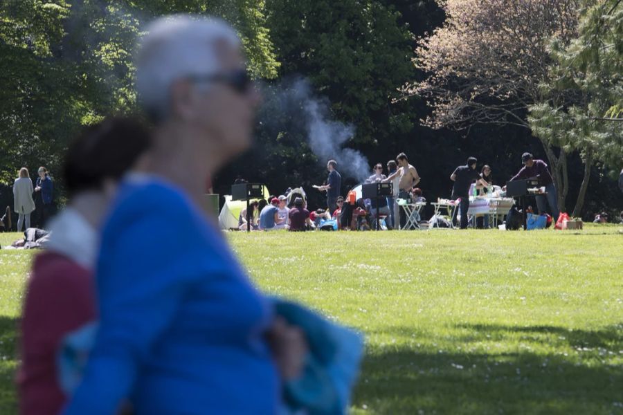 Grillpartys im Freien sind in den warmen Monaten besonders beliebt. (Symbolbild)