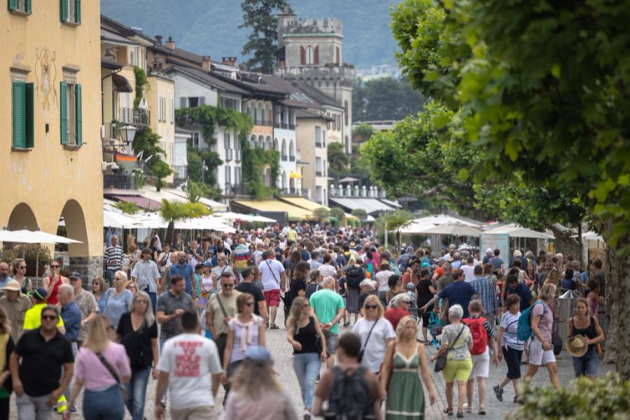 Touristen tummeln sich auf der Flaniermeile von Ascona: Längere Ferienaufenthalte scheinen von der Gotthard-Sperrung nicht betroffen zu sein. (Archivbild)