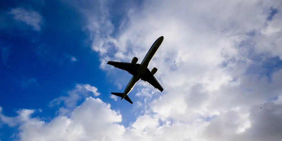 ARCHIV - Symbolbild: Ein Flugzeug in der Luft. Foto: Julian Stratenschulte/dpa