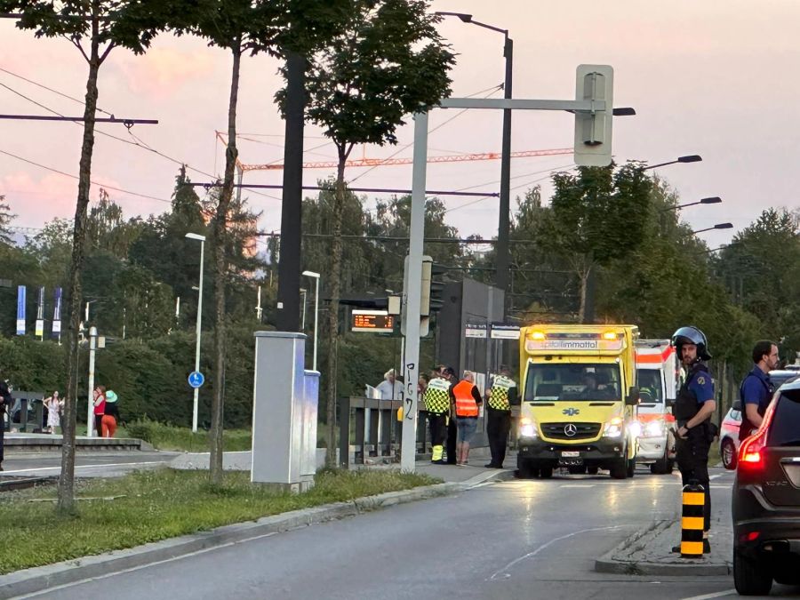 Wegen der Massenschlägerei im Glattpark sind mehrere Ambulanzen im Einsatz.