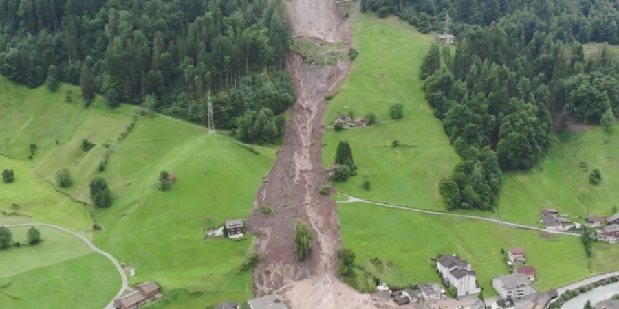 Bei Erdrutschen am Dienstag kamen in Schwanden Geröllmassen von 30'000 Kubikmetern herunter. Sechs Gebäude wurden verschüttet. Personen kamen keine zu Schaden.