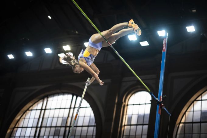 Angelica Moser überquert im Hauptbahnhof 4,66 Meter. Angelica Moser
