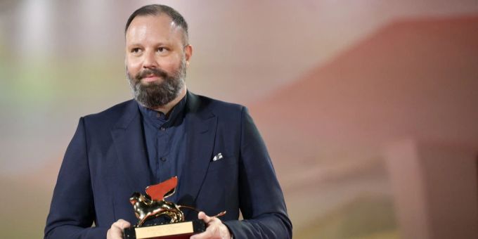Der griechische Filmemacher Giorgos Lanthimos mit dem Goldenen Löwen für seinen Film «Poor Things». poor things Yorgos Lanthimos