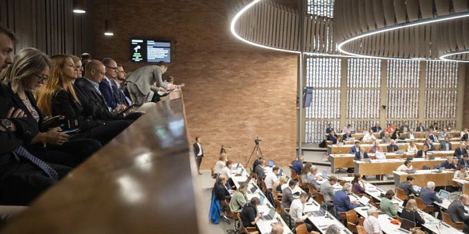 Die Debatte des Kantonsrats zur Pistenverlängerung am Flughafen Zürich sorgt für reges Interesse. Die Debatte des Kantonsrats zur Pistenverlängerung am Flughafen Zürich sorgt für reges Interesse.