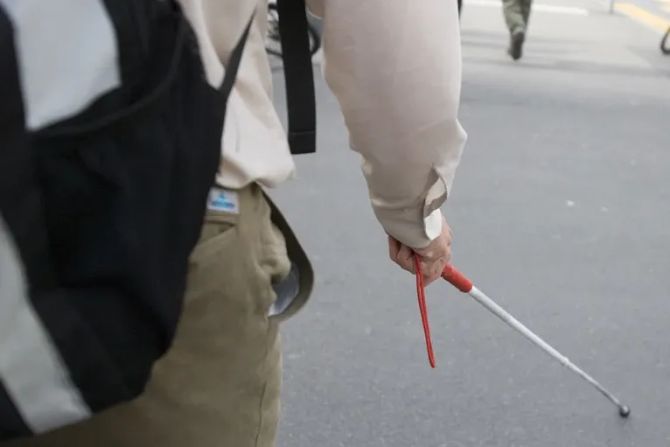Sehbehinderter Mann mit Stock