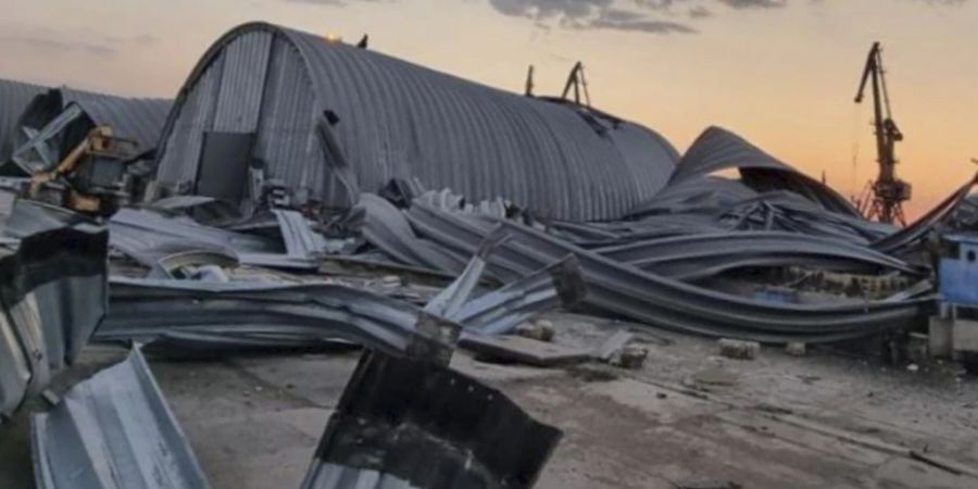 HANDOUT - Auf diesem von der Pressestelle der Regionalverwaltung Odessa zur Verfügung gestellten Foto ist in den frühen Morgenstunden in einem Donauhafen in der Nähe von Odesa ein zerstörter Getreidespeicher zu sehen. Foto: Uncredited/Odesa Regional Administration Press Office/AP/dpa/Archiv - ACHTUNG: Nur zur redaktionellen Verwendung und nur mit vollständiger Nennung des vorstehenden Credits