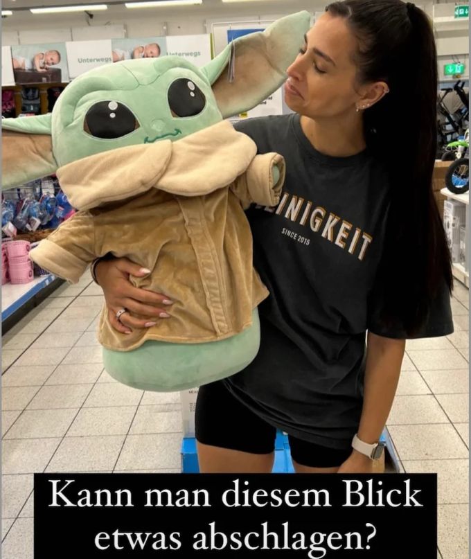 Ein altes Bild vom Kuscheltier mit Amira Pocher. Oliver Pocher Amira