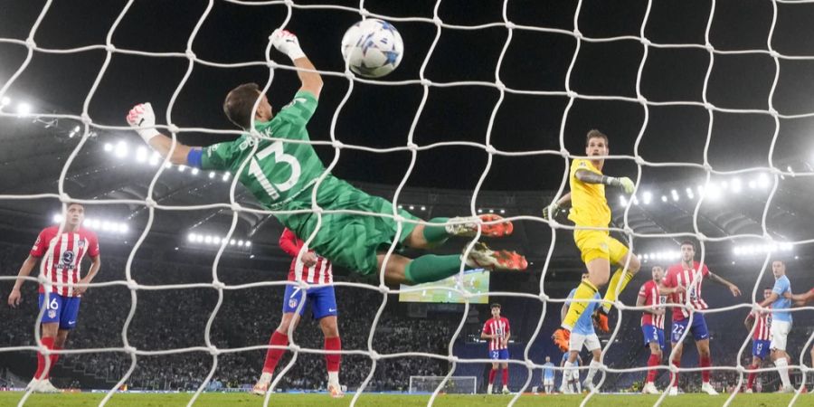 Lazio-Goalie Provedel trifft bei seinem Champions-League-Debüt in der Nachspielzeit zum 1:1-Ausgleich gegen Atlético.