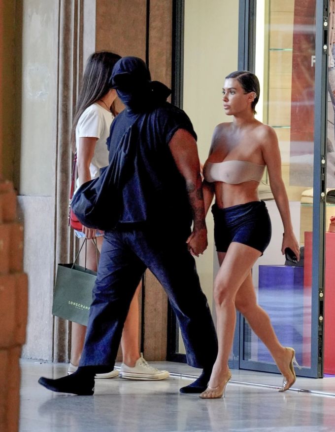 Kanye West und seine Frau Bianca Censori – diesmal trägt sie immerhin eine Hose. Kanye West Bianca Censori
