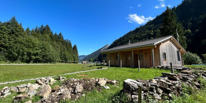 Das Schwimmbad Oberseestafel. Trockenmauer in Glarus-Nord