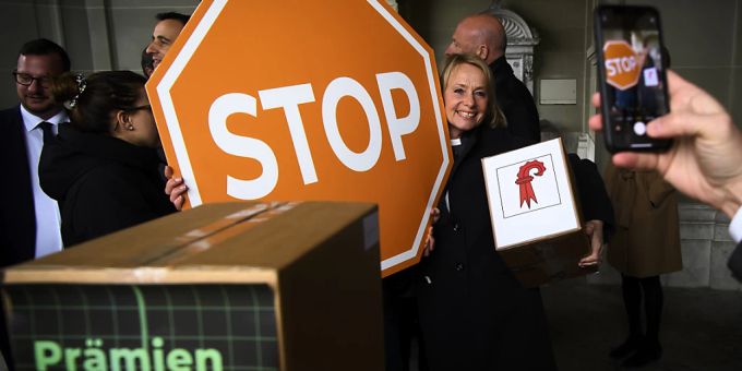 Das Parlament will dem Krankenkassenprämienwachstum mit einer Kostenbremse-Vorlage entgegenwirken. Diese ist auf der Zielgeraden. (Archivbild) Das Parlament will dem Krankenkassenprämienwachstum mit einer Kostenbremse-Vorlage entgegenwirken. Diese ist auf der Zielgeraden. (Archivbild)