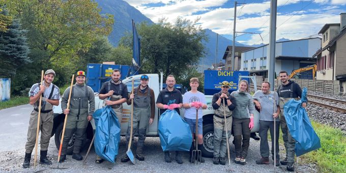 Bachputzetä des Fischereivereins Netstal beim Giessenbach in Glarus. Giessenbach in Glarus vom Siedlungsmüll befreit.