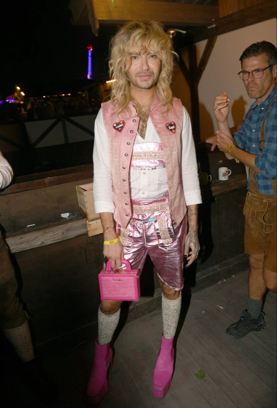 Bill Kaulitz präsentierte sich im pinken Outfit.