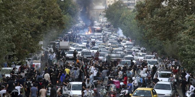 ARCHIV - Demonstranten skandieren während eines Protestes in der Innenstadt von Teheran Parolen gegen den Tod der 22-jährigen Iranerin Jina Mahsa Amini. Foto: Uncredited/AP/dpa Demonstranten in Teheran