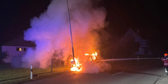 Der alkoholisierte Autofahrer blieb unverletzt. Auto in Vollbrand