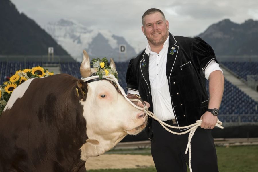 Sieger Christian Stucki mit dem Sieger-Muni «Gottlieb».