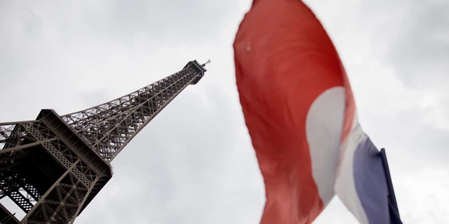 ARCHIV - Die französische Trikolore weht vor dem Eifelturm im Wind: In Frankreich wird der Senat in Teilen neu gewählt. Foto: picture alliance / Kay Nietfeld/dpa