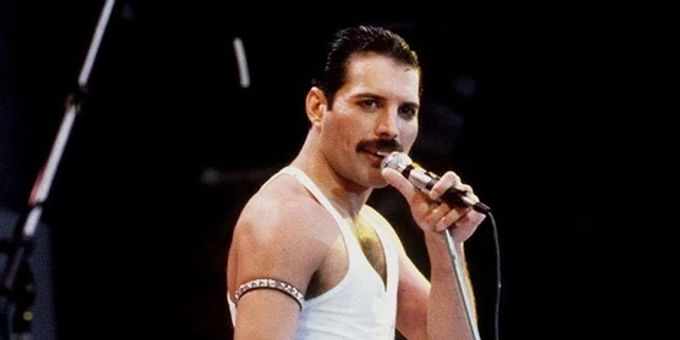 Der Queen-Sänger Freddie Mercury, am 15. Juli 1985, beim Live Aid-Konzert in London. (Archivbild) Freddie mercury