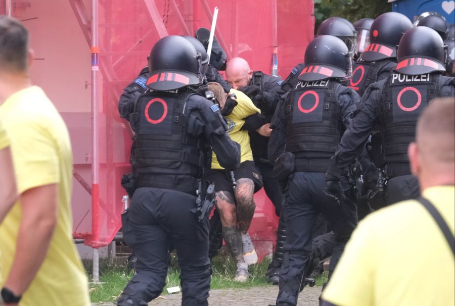 Schliesslich schritt die Polizei ein und nahm mehrere Chaoten fest.