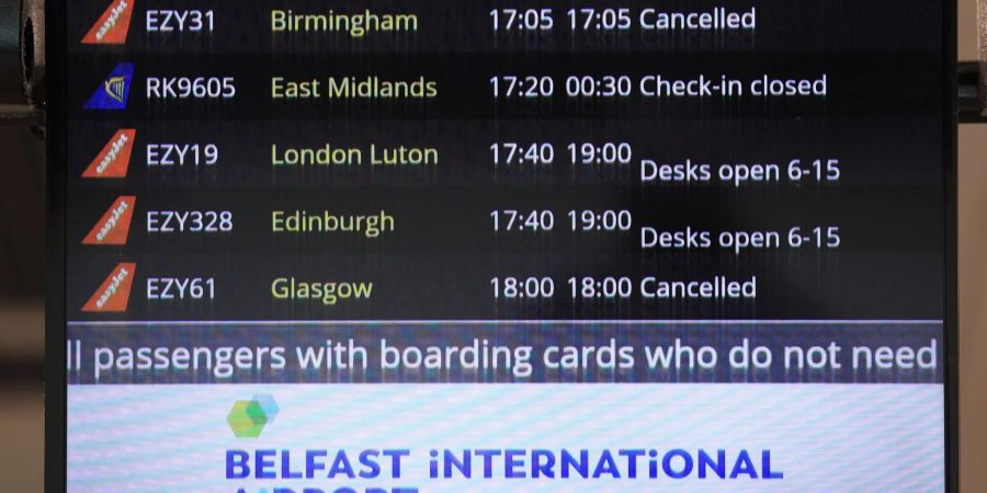 Die Anzeigetafel am internationalen Flughafen von Belfast: Wegen «technischer Probleme» bei der britischen Luftraumüberwachung sind Hunderte Flüge abgesagt worden.