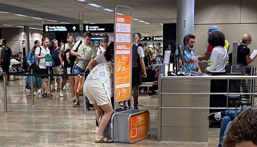 Easyjet hatte darauf bestanden, dass die Passagierin ihren Koffer ganz tief in die Messstation drückt.