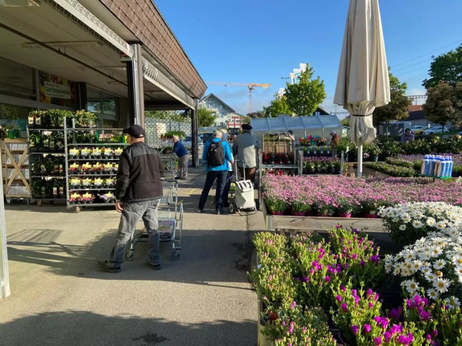 Auch in Münsingen BE reihen sich viele ältere Personen in die Schlange vor dem Coop Bau & Hobby. Auch hier bereits vor der offiziellen Öffnung des Ladens.