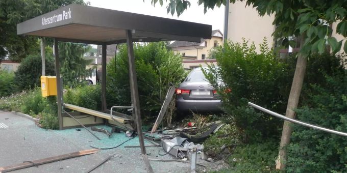 Beim Unfall entstand erheblicher Sachschaden. Beim Unfall entstand erheblicher Sachschaden