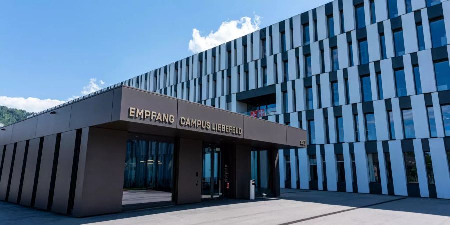 Der Empfang «Campus Liebefeld». Im Hintergrund das Gebäude des Bundesamts für Gesundheit (BAG).