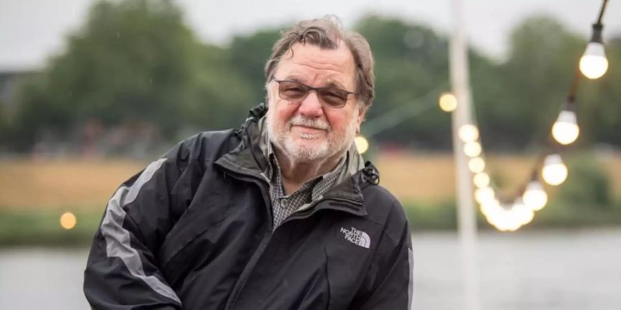 Deutschrocker Klaus Lage steht an der Weser. «Ich will mich nicht künstlich jung machen», sagt der Musiker. Foto: Sina Schuldt/dpa