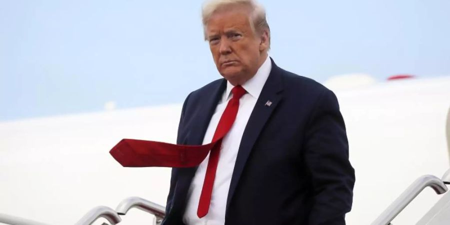 Donald Trump verlässt die Air Force One auf der Andrews Air Force Base. Foto: Carlos Barria/Pool Reuters/AP/dpa