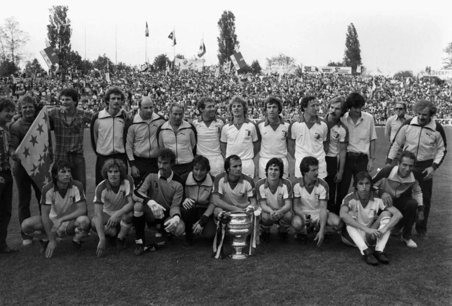 Die Mannschaft des FC Sion nach dem Cupsieg 1980 gegen YB.