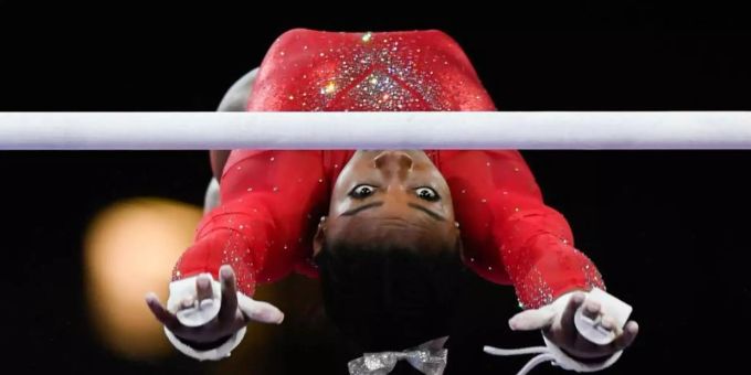 Simone Biles aus den USA turnt 2019 am Stufenbarren. In den USA gibt es in diesem Jahr keine nationalen Turn-Meisterschaften. Foto: Tom Weller/dpa Simone Biles aus den USA turnt 2019 am Stufenbarren. In den USA gibt es in diesem Jahr keine nationalen Turn-Meisterschaften. Foto: Tom Weller/dpa