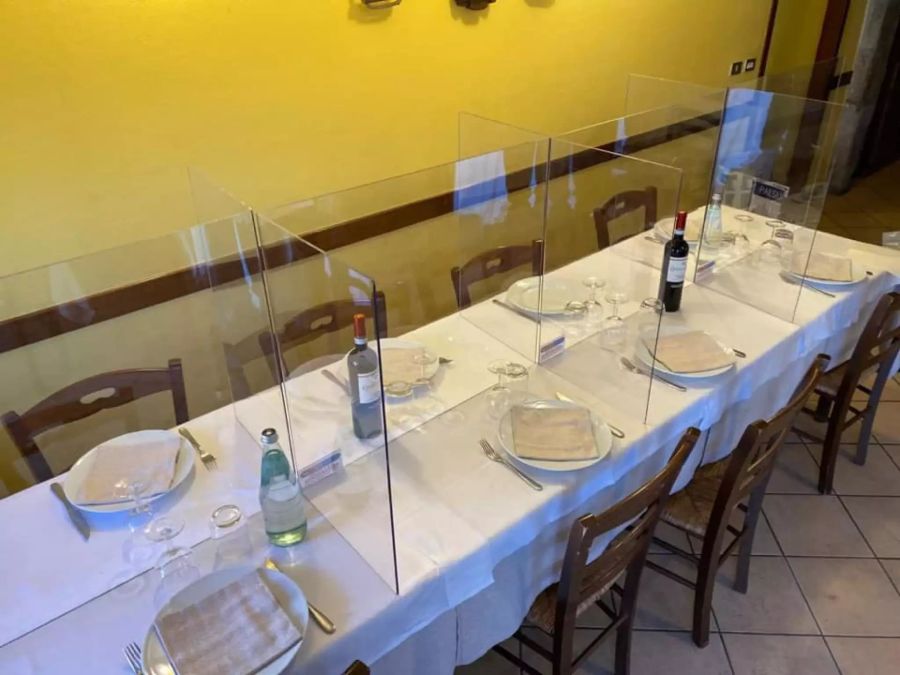 Die Plexiglas-Trennwände des Unternehmens Nuova Neon Group 2 können auch in Restaurants zum Einsatz kommen.