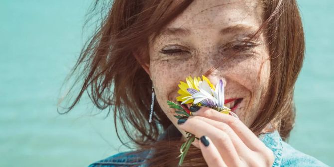 Eine Frau mit Sommersprossen