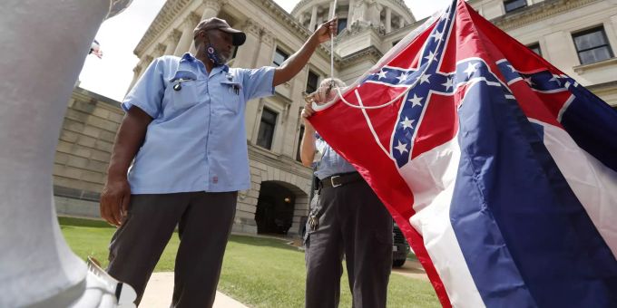 Die Flagge von Mississippi trägt noch das Konföderiertenkreuz – nun soll sich das ändern. Mississippi