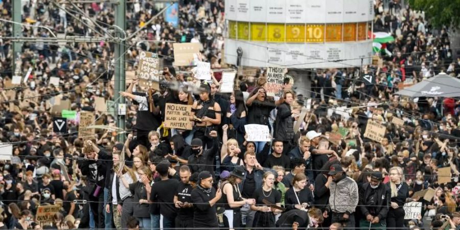 Zur «Black Lives Matter»-Demonstration auf dem Berliner Alexanderplatz am Samstag kamen Tausende Teilnehmer. Foto: Britta Pedersen/dpa-Zentralbild/dpa