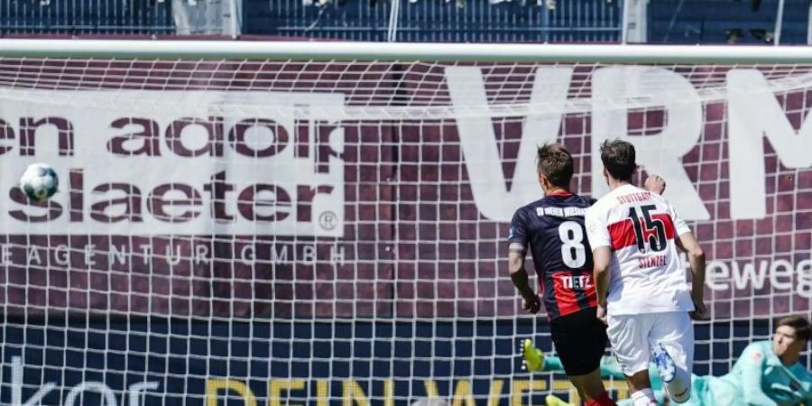 Durch die Entscheidung des Schiedsrichters auf Elfmeter verlor der VfB Stuttgart bei SV Wehen Wiesbaden mit 1:2. Foto: Uwe Anspach/dpa