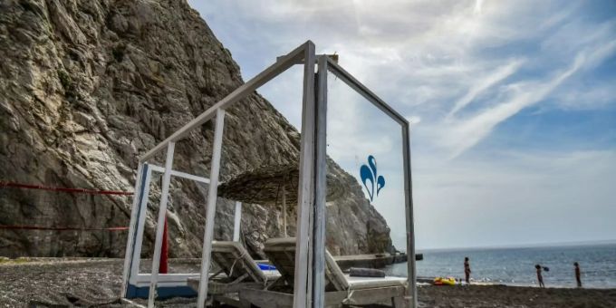 Corona-Schutzmassnahmen am Strand von Santorini. (Archiv) Griechenland Corona