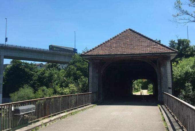 Die Holz- und Eisenbrücke verbindet Wettingen mit Neuenhof. Historische Holz- und Eisenbrücke in Wettingen