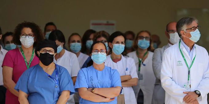 Mitarbeiter des Krankenhauses Virgen de la Victoria in Malaga legen eine Schweigeminute ein. spanien
