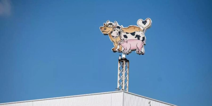 Schlachtbetrieb von Tönnies in Rheda-Wiedenbrück und weitere Subunternehmer hatten Ende vergangener Woche Anträge auf Erstattung von Lohnkosten durch das Land Nordrhein-Westfalen gestellt. Foto: Guido Kirchner/dpa