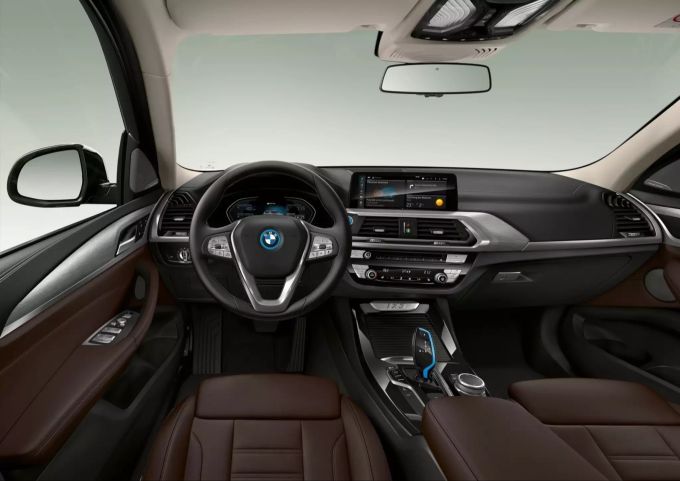 Das Cockpit unterscheidet sich bis auf eine neue Bedienlogik der "Schaltpaddles" nicht vom normalen BMW X3 2020 BMW iX3 Interior