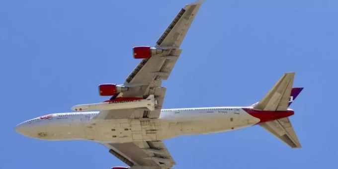 Eine Boeing von Virgin Orbit startet vom Raumfahrthafen Mojave Air. Foto: Matt Hartman/AP/dpa Eine Boeing von Virgin Orbit startet vom Raumfahrthafen Mojave Air. Foto: Matt Hartman/AP/dpa
