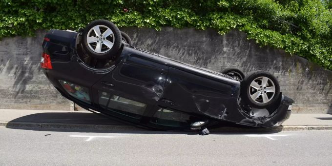 Nach Auffahrunfall auf dem Dach gelandet.