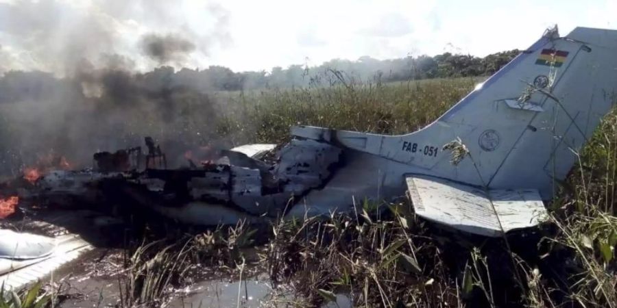 Bei dem Absturz des zweimotorigen Flugzeugs sind alle sechs Menschen an Bord ums Leben gekommen. Foto: Kevin Bustamante/AP/dpa